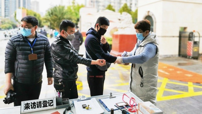 執(zhí)行《疫情期間進(jìn)出公司大門人員及車輛管理規(guī)定》